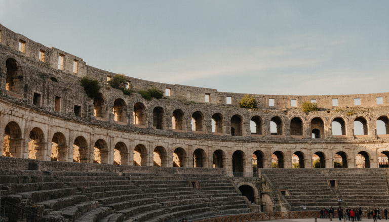 découvrez les 10 monuments romains incontournables à visiter à nîmes, une ville riche en histoire et en patrimoine exceptionnel. guide complet pour un voyage inoubliable.
